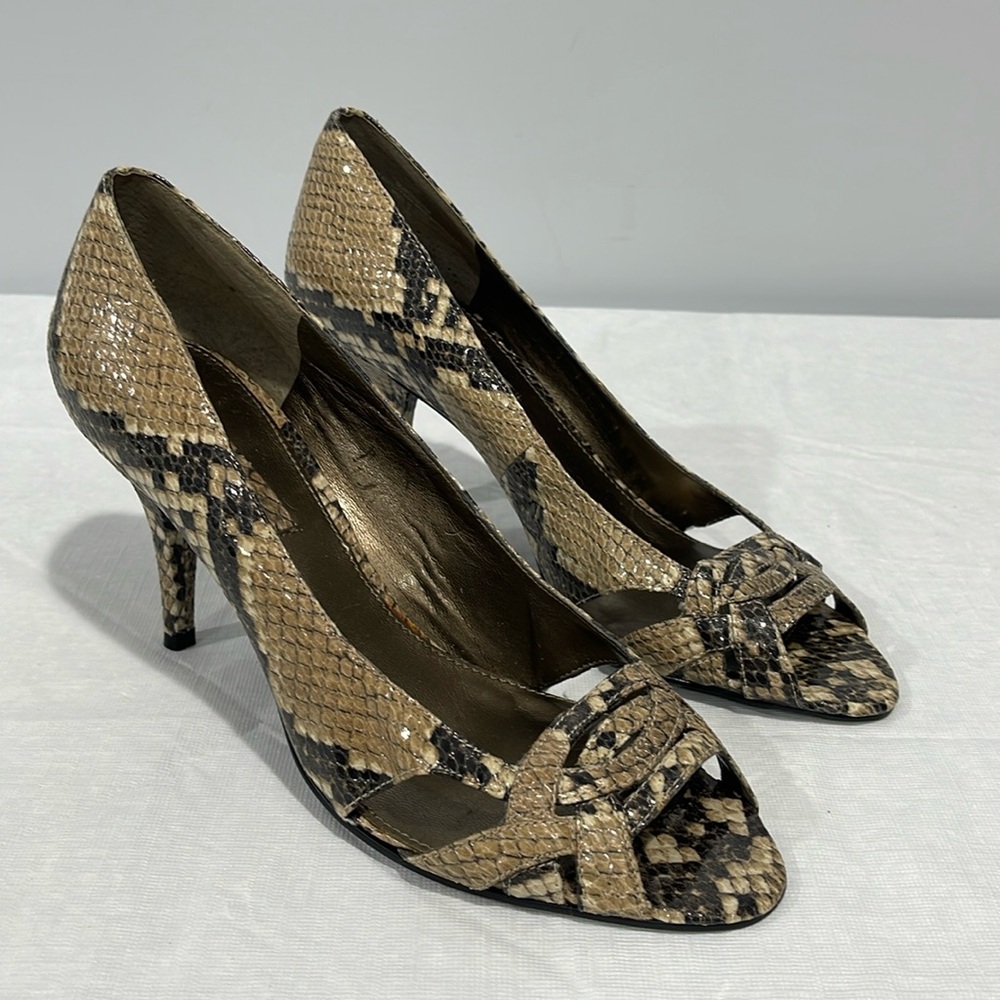 Bandolino women’s size 8 snakeskin pumps shoes peep toe